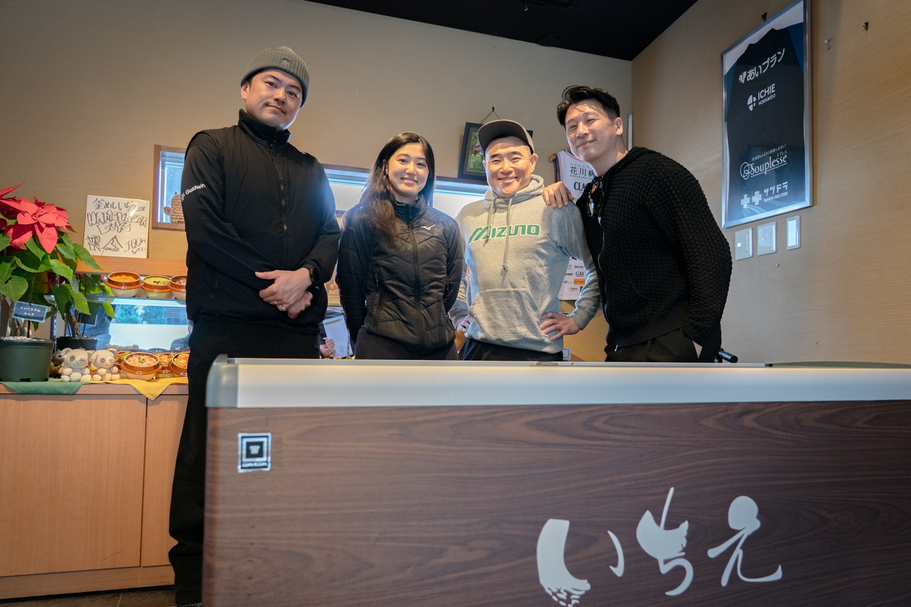 井山敬介さんと秋元日菜子さんのコンビは今年も健在！さらに、サプライズゲストも登場？！憧れのスキーヤーと一緒に雪と戯れ、『いちえ』の美味しいランチをいただく…。夢のようなイベント。めもるホールディングス presents プロスキーヤー・井山敬介さんと行く｜ダイナスティスキーリゾート